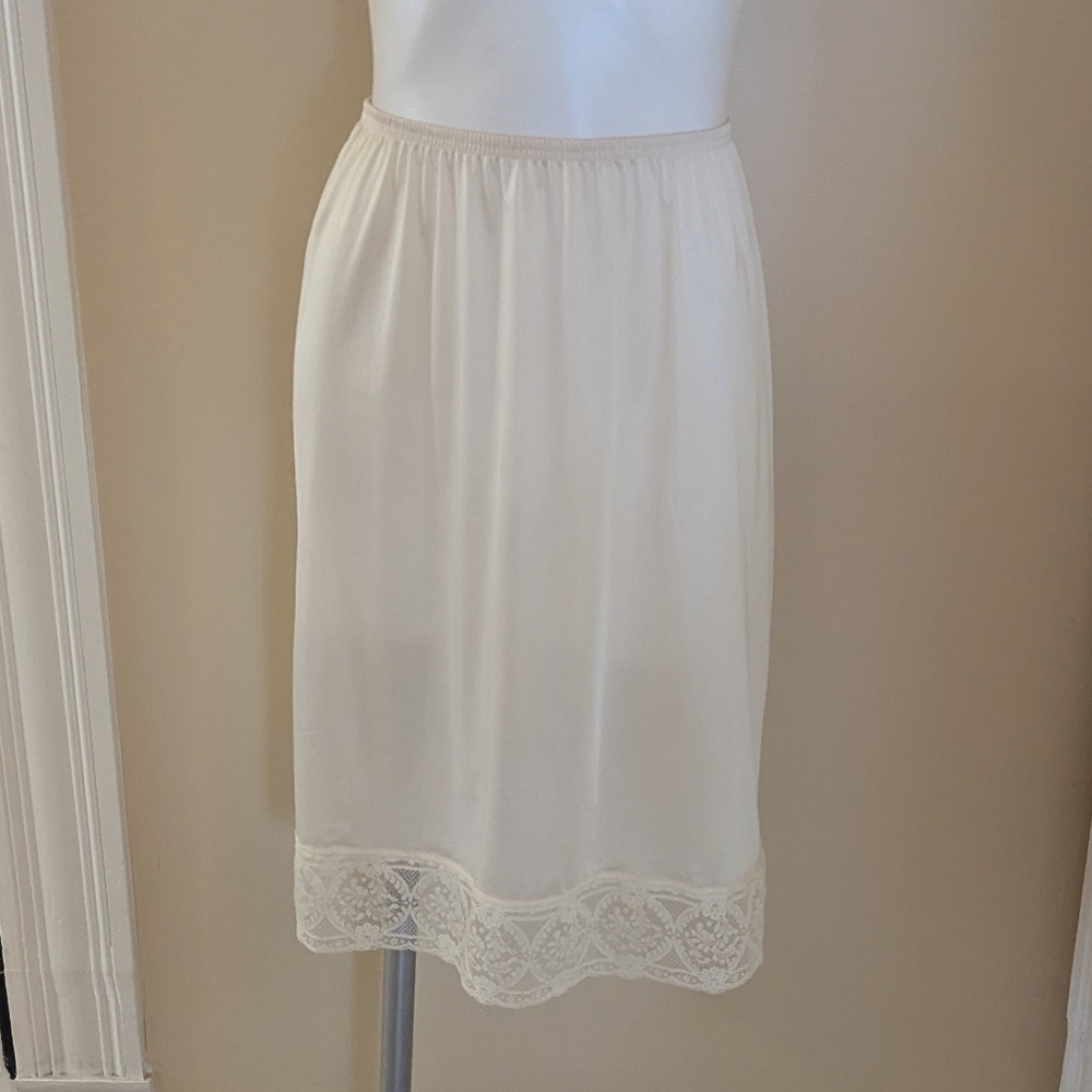 Vintage Vanity Fair cream lace trim skirt slip size L